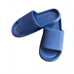 Men’s slippers blue. lightweight non slippery dry fast. New never worn